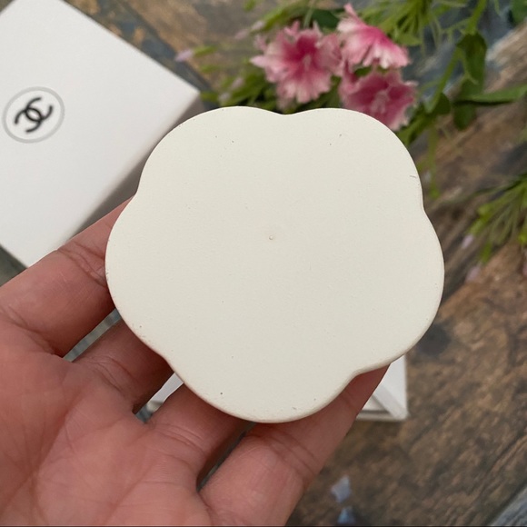 CHANEL - Camelia Porcelain Paper Weight - Picture 9 of 10